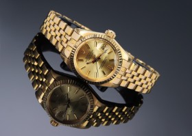 Rolex 'Datejust'. Dameur i 18 kt. guld med gylden skive, ca. 1980