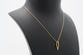 Vedhæng med cubic zirkonia af 8 kt. guld, dertil en kæde af sterling sølv