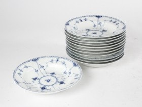 Royal Copenhagen. 'Musselmalet Halvblonde' tolv dybe tallerkener af porcelæn, nr. 565 (12)