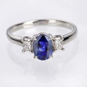 Ring with natural Madagascar sapphire and diamonds in platinum, GIA certified.