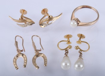 Diverse smykker i form af tre sæt ørestikkere/øreskruer og ring (4)