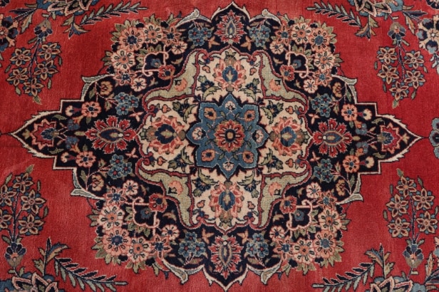 Persian Keshan carpet, 370 x 266 cm.