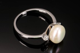 Ring of 9 kt. white gold with freshwater pearl and diamonds, size 55