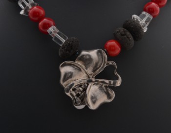 Connectionlås af sterling sølv, dertil en kæde med koraler, lava og krystaller