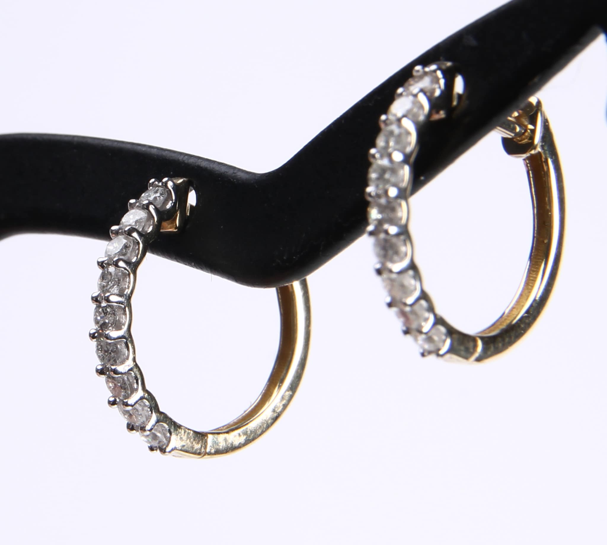 A pair of huggies earrings in 14 kt. gold with a total of 0.25 ct. brilliant-cut diamonds (2)