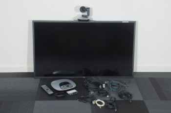 Monitor med Logitech videokonference udstyr