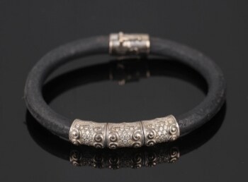 Læderarmbånd med 18 kt. hvidguld med diamanter