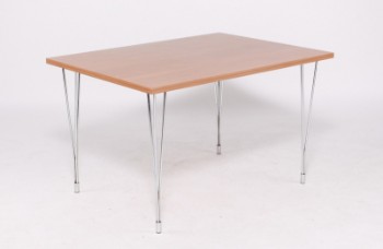 Dansk møbelarkitekt. Spisebord med stålben