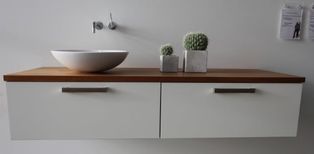INVITA udstillingsbad. Badarrangement med porcelænsvask samt låger af hvid højtrykslaminat og mahogni 