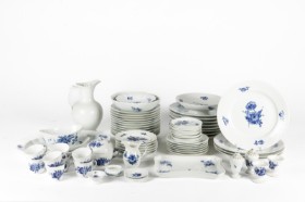 Royal Copenhagen.  'Blå Blomst'.  Service af porcelæn ( 72)