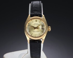 Rolex 'Datejust'. Ladies' watch in 18 kt. gold with golden disc, approx. 1973