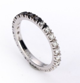 Crieri. Eternityring med hvide og sorte diamanter i 18 kt. hvidguld, 0.95 ct.