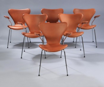 Arne Jacobsen. Et sæt på seks armstole Syveren, model 3207, Cognacfarvet anilin læder. (6)