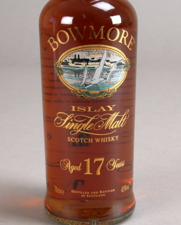 1 bottle of Bowmore Islay Single Malt Whiskey 17 years 43%.