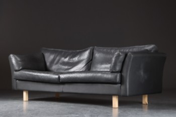 Tre-pers. sofa betrukket med sort læder