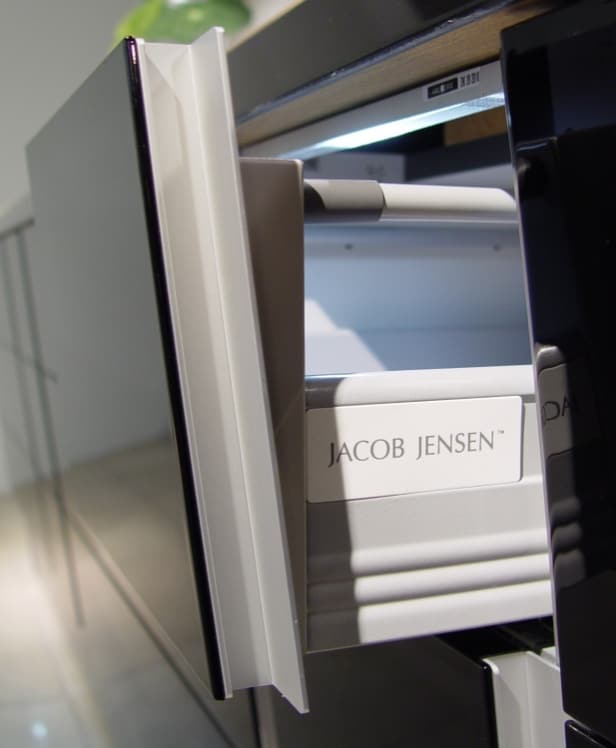 JACOB JENSEN udstillingskøkken. Top-class køkken, højglanslakeret grebsfrit med talrige finesser samt diverse tilbehør Denne vare er sat til omsalg under nyt varenummer 2457022