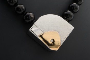 Connectionlås af sterling sølv, med brillant, dertil en kæde med quartzperler