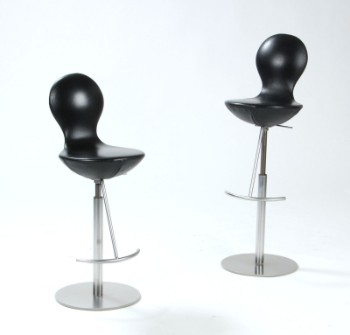 Varier. Et par barstole betrukket med sort læder, model Eight. (2)