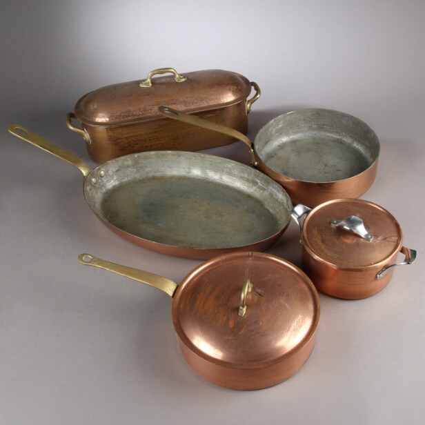 Henning Koppel for Georg Jensen m.fl. En samling pander/gryder af kobber (5)