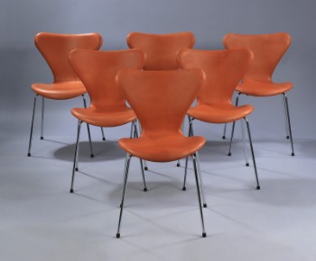 Arne Jacobsen. Et sæt på seks stole Syveren, model 3107, lys cognacfarvet anilinlæder. Ny siddehøjde 46,5 cm. (6)
