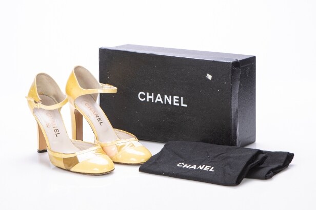 Chanel: Et par 'D'Orsay' pumps. Str. 38. 2001.