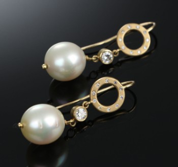 Marianne Dulong: South Sea Perlen- und Diamantohrringe aus 18 kt. Gelbgold (2)