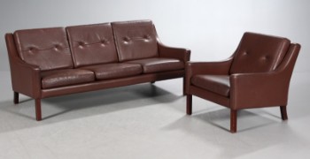 Dansk møbelproducent. Tre-pers. sofa samt lænestol, brunt læder (2)