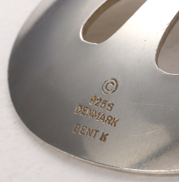 Bent Knudsen, Kolding. Contemporary ring and pendant with chain in sterling silver (3)