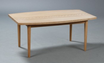 Dansk møbelproducent. Bådformet sofabord, bøgetræ
