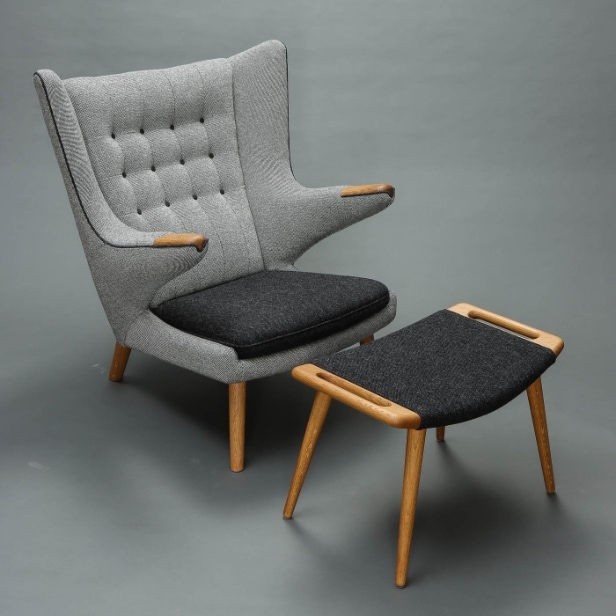 Hans J. Wegner. Lænestol, 'Bamsestolen', model PP19, med skammel model PP120. (2)