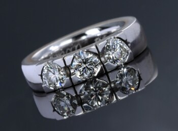 Markant alliance- diamantring af 18 kt. hvidguld, i alt ca. 1.45 ct.