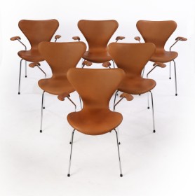 Arne Jacobsen. A set of six chairs 'Syveren', model 3207, cognac colored aniline leather. New seat height 46.5 cm.  (6)