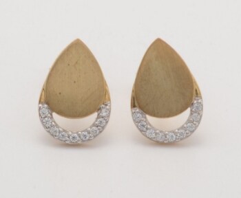 Par ørestikker prydet med cubic zirkonia af 8 kt. guld