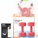 En samling fittness udstyr, bl.a. kettlebells. (6)
