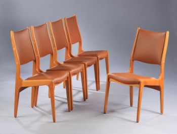 Johannes Andersen. Et sæt på 5 stole i egetræ og cognacfarvet læder (5)