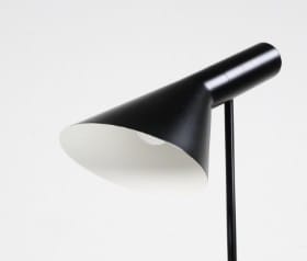 Arne Jacobsen. AJ standerlampe, sortlakeret