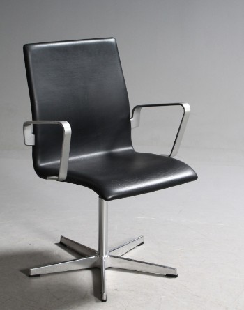 Arne Jacobsen. Oxford armstol / konferencestol, sort læder, brown label
