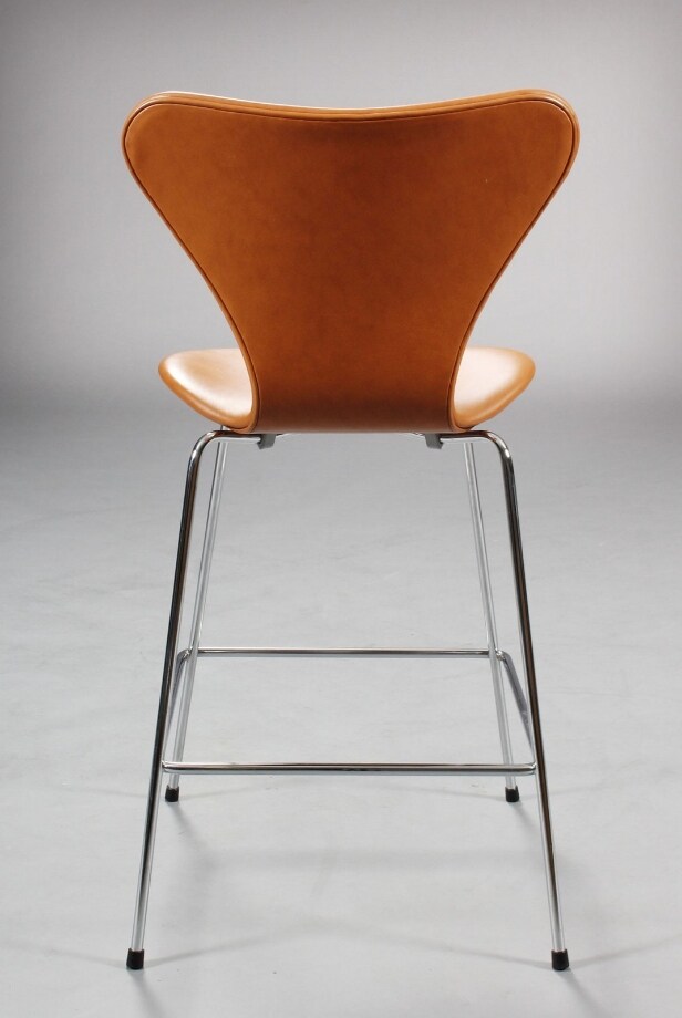 Arne Jacobsen. 7'er barstol, model 3187, nybetrukket