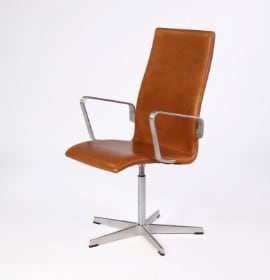 Arne Jacobsen. Oxford armstol i cognac walnut elegance anilin læder