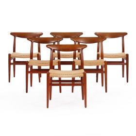 Hans J. Wegner. Et sæt på seks stole af teak, model 'W2'