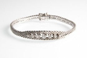 Bracelet. White gold with diamonds, 2 extra links incl.