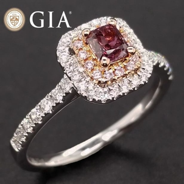Diamond ring with red violet diamond of 14 kt. white gold, total approx. 0.58 ct.