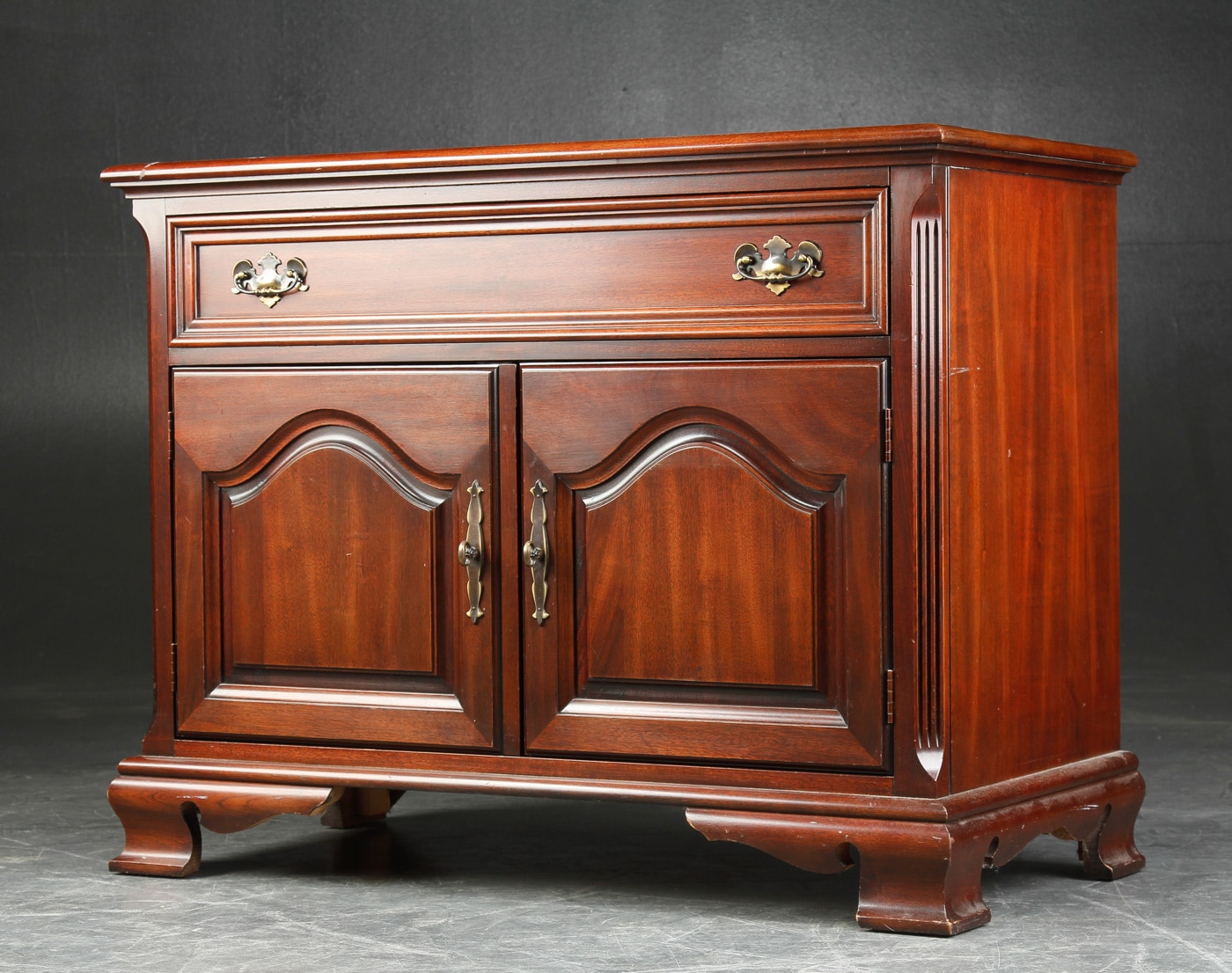 Gibbard furniture. Konsolskab af mahogni Denne vare er sat til omsalg