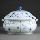 Royal Copenhagen. Stor 'Musselmalet riflet' terrin, 1800-tallet