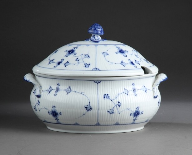 Royal Copenhagen. Stor 'Musselmalet riflet' terrin, 1800-tallet