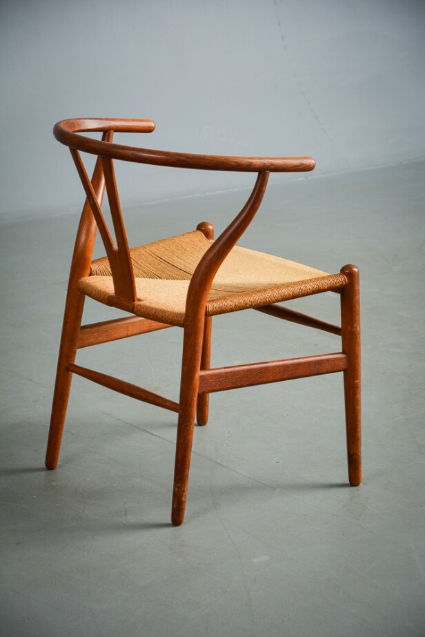 Hans J. Wegner. Y-stol af eg m. flet, Carl Hansen & Søn