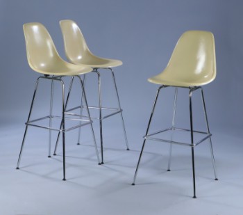 Ray & Charles Eames. Sæt på tre barstole med skaller af glasfiber (3)