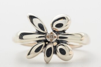 Ring af sterling sølv med diamant på ca. 0.02 ct. str. 54