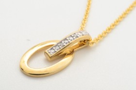 Vedhæng med cubic zirkonia, 14 kt. guld, dertil en kæde af forgyldt sterling sølv