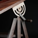 Arkitektbord/Tegnebord med justerbar træflade på rustik metal stativ Denne vare er sat til omsalg under nyt varenummer 3418842